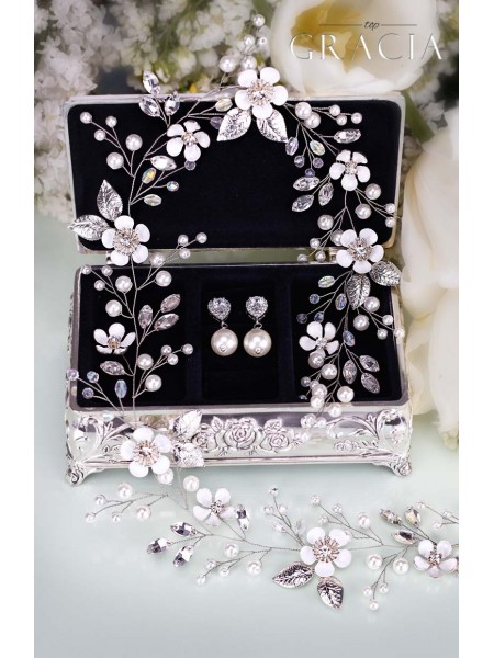 Boho Chic Styling: A Bespoke Hair Vine for a Fascinating Bride