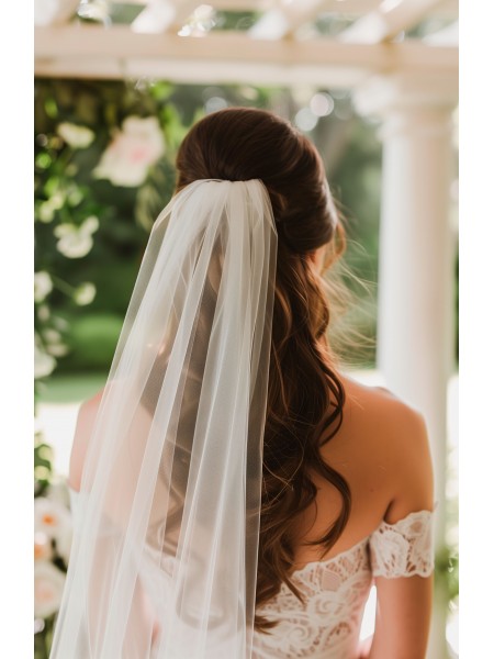 Wedding Veil and Hairpiece: Classic Elegance for the Modern Bride