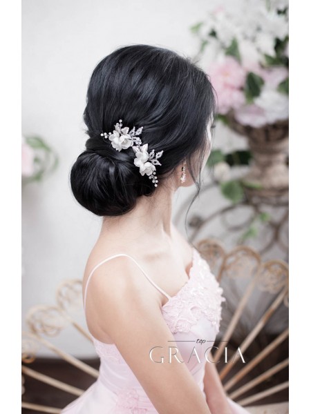 Your Choice of Hair Adornments with Gentle Blossoms and Glittering Gemstones for Wedding Hairstyle