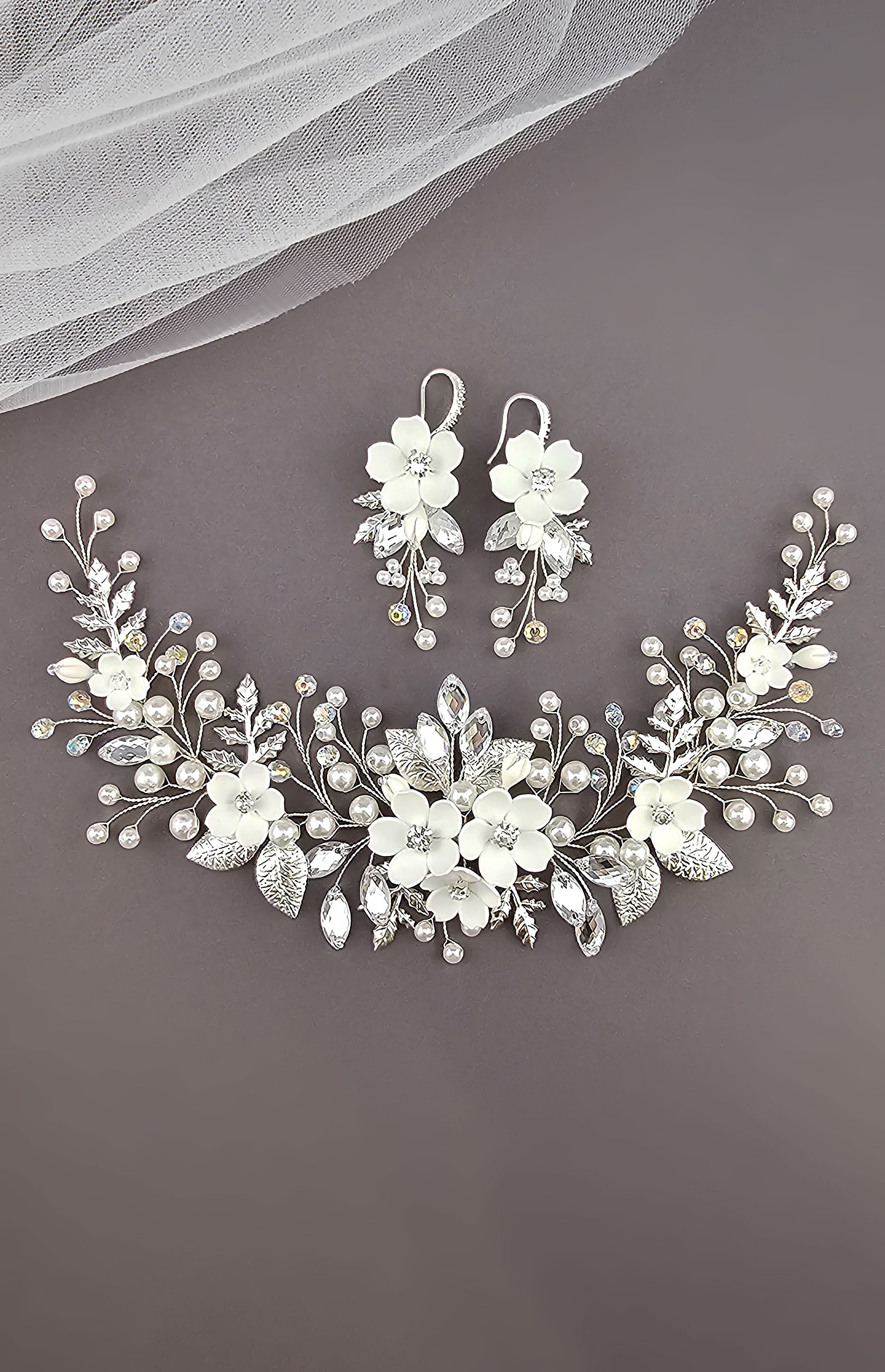 pearl-and-crystal-bridal-hairpiece-with-wedding-veil